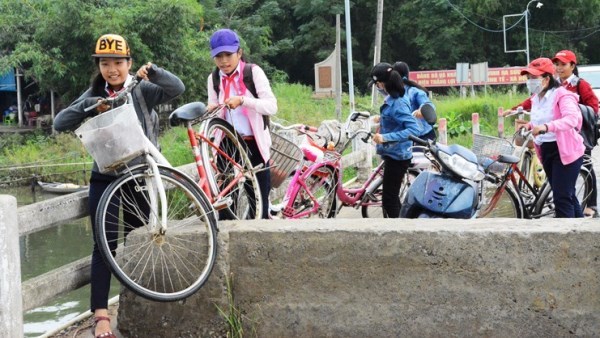 Học sinh liều mình qua cầu sụt lún gần nửa mét