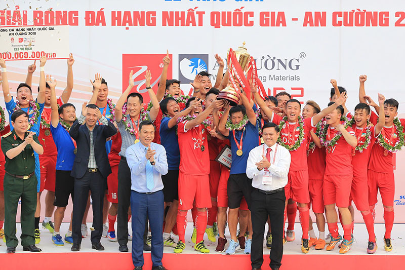 Truyền nhân Thể Công ẵm thưởng nóng ngang đội vô địch V-League