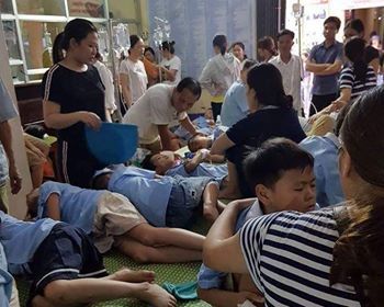 Hơn 200 học sinh tiểu học nhập viện nghi ngộ độc sau bữa ăn bán trú