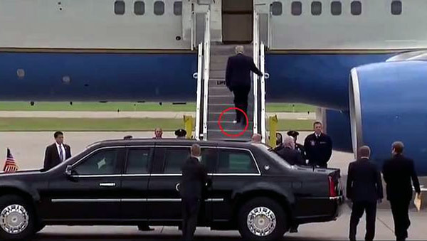 Khoảnh khắc 'đỏ mặt' của ông Trump