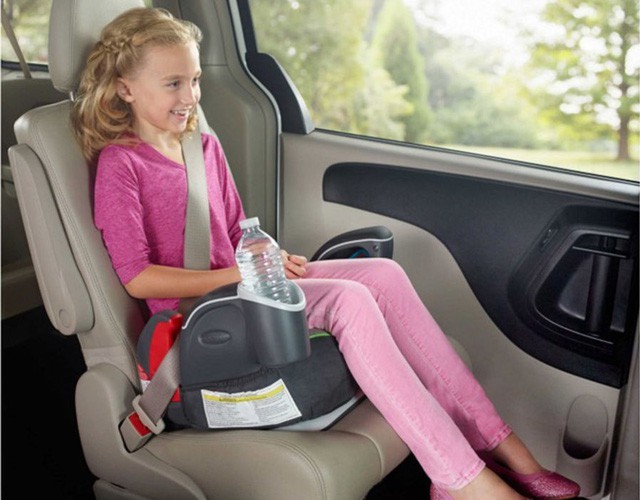 Vì sao không nên cho trẻ ngồi ở hàng ghế trước trên ô tô?