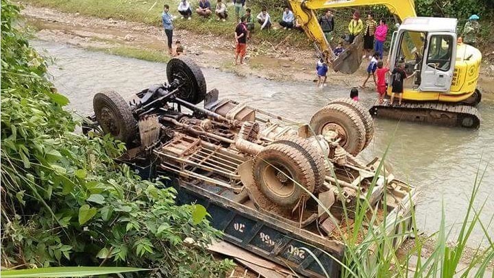 Sơn La: Xe tải mất phanh lao vút xuống suối, nằm ngửa bụng
