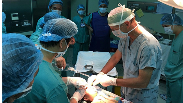 Bé gái 31 tháng bị chó nhà cắn nát mặt