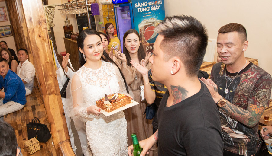 Tuấn Hưng đón tuổi 40 trong nước mắt