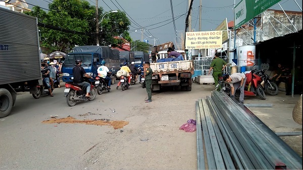 Va chạm xe máy, nam sinh ngã xuống đường bị xe tải cán chết