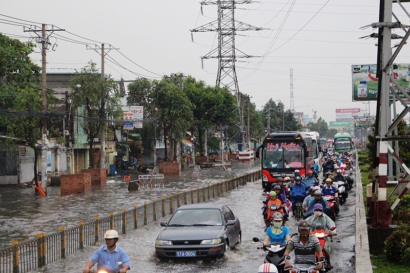 Tốn hơn 900 tỷ chống ngập 3,5km đường: Bao giờ dân hết khổ?