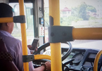 Tài xế xe buýt ai được như anh: Chơi smartphone, lao giữa phố đông
