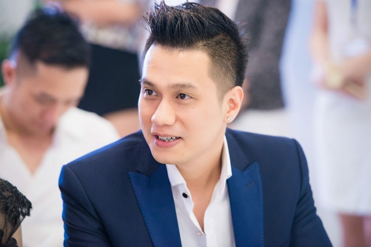 Cùng để 'độc thân' trên Facebook, vợ chồng diễn viên Việt Anh bị nghi rạn nứt