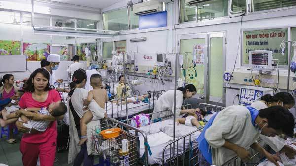 Bệnh viện Nhi ở Sài Gòn vỡ trận vì dịch chồng dịch