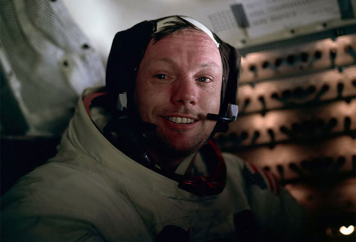 Tại sao dấu chân của Neil Armstrongs trên Mặt Trăng không khớp với đế giày?