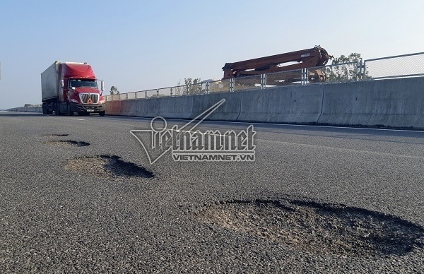 Vừa thông xe 1 tháng, cao tốc 34 ngàn tỷ chi chít ổ gà, ổ trâu