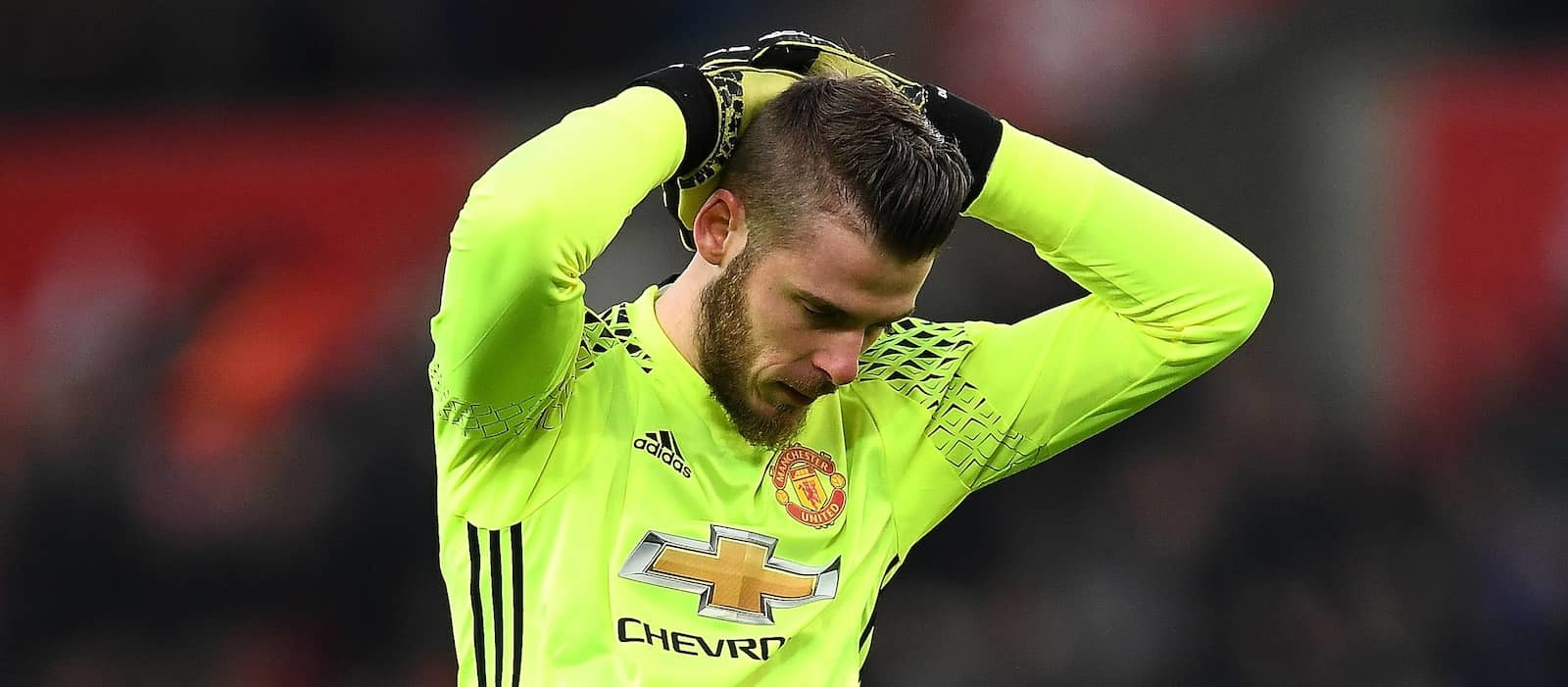 MU nhận tin dữ De Gea, Real vung tiền sửa sai