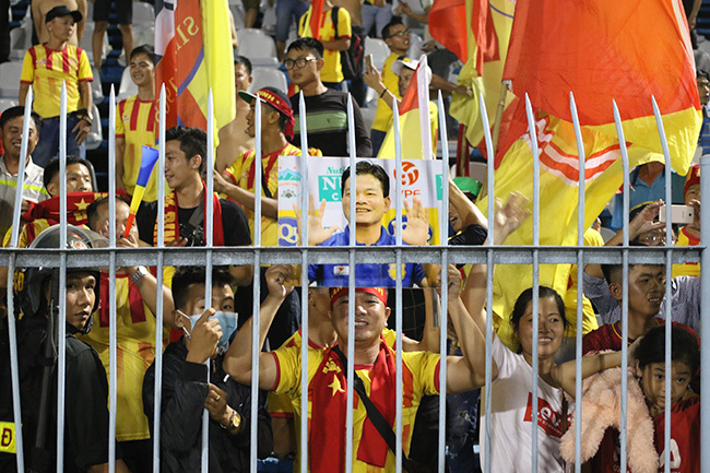 Lấy vé play-off, Nam Định ăn mừng như thể vô địch