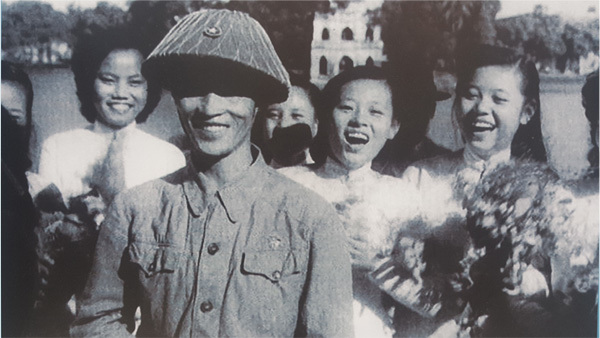 Thiếu nữ Hà Nội chào đón Thiếu tướng Vương Thừa Vũ ngày giải phóng