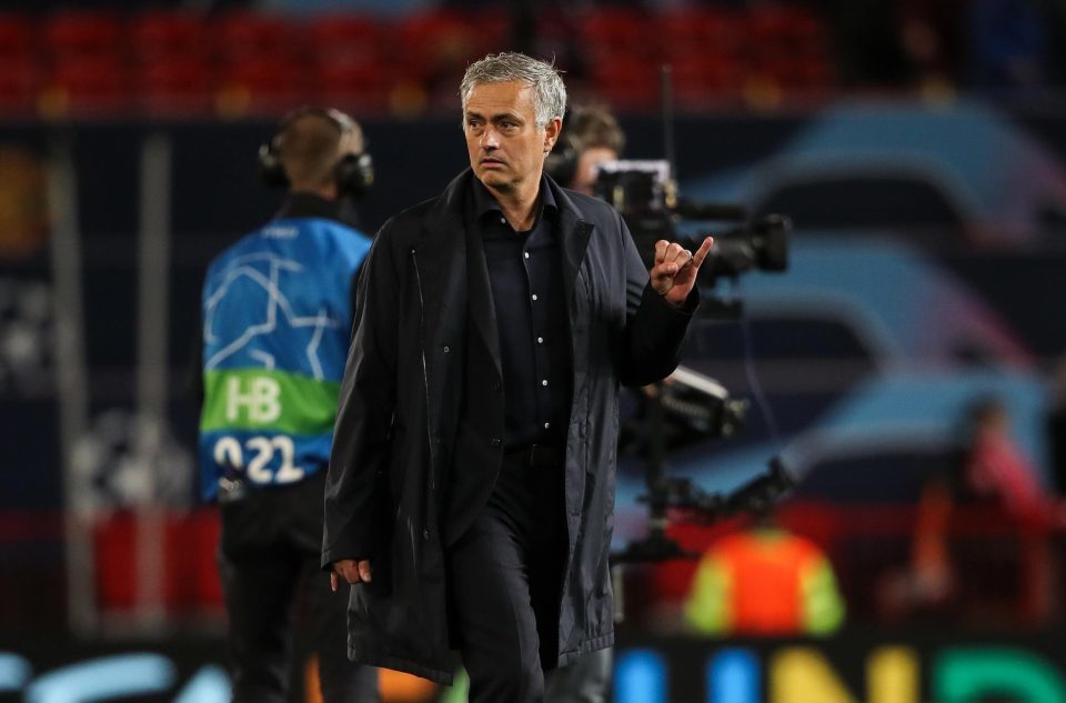 Mourinho bị FA 'sờ gáy' vụ chửi tục vào máy quay