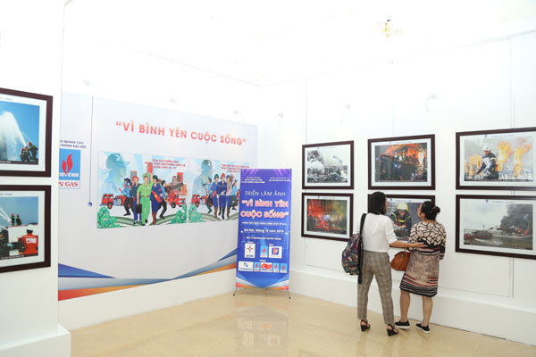 Triển lãm ảnh về phòng cháy, chữa cháy và cứu nạn, cứu hộ