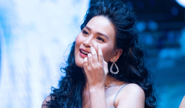 Nhật Huyền khóc khi nhớ lại quá khứ rửa bát thuê