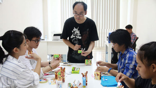 Nghệ nhân gấp giấy Nhật Bản hướng dẫn trẻ em Việt làm đồ chơi