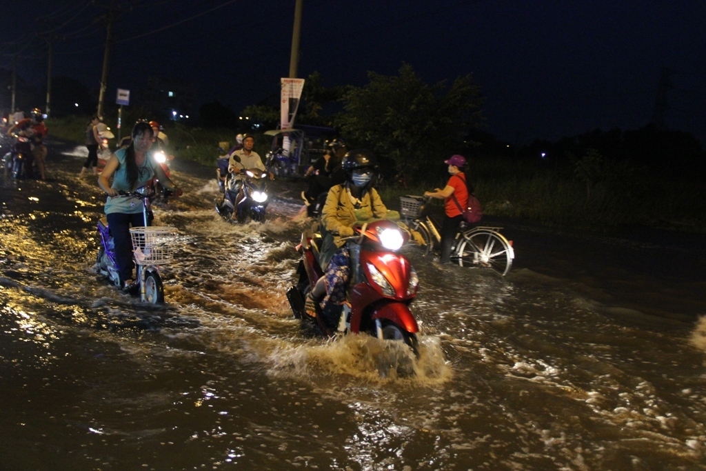 Ngập nước kẹt xe bủa vây, người Sài Gòn 'chôn chân' không đường về