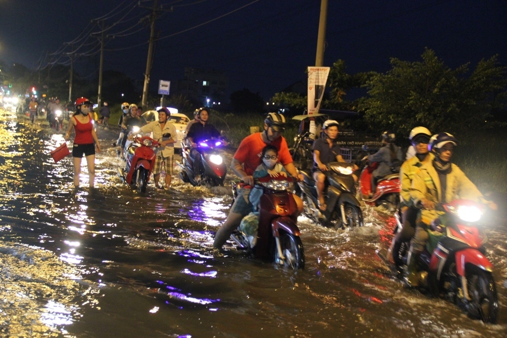 Ngập nước kẹt xe bủa vây, người Sài Gòn 'chôn chân' không đường về