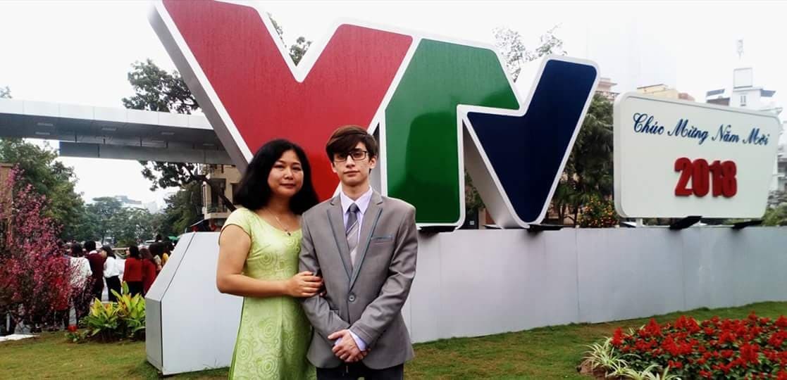 Người mẹ phía sau MC người Nga điển trai ở VTV4