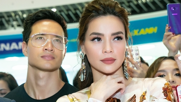 Kim Lý im lặng lùi về sau nhìn người yêu tỏa sáng