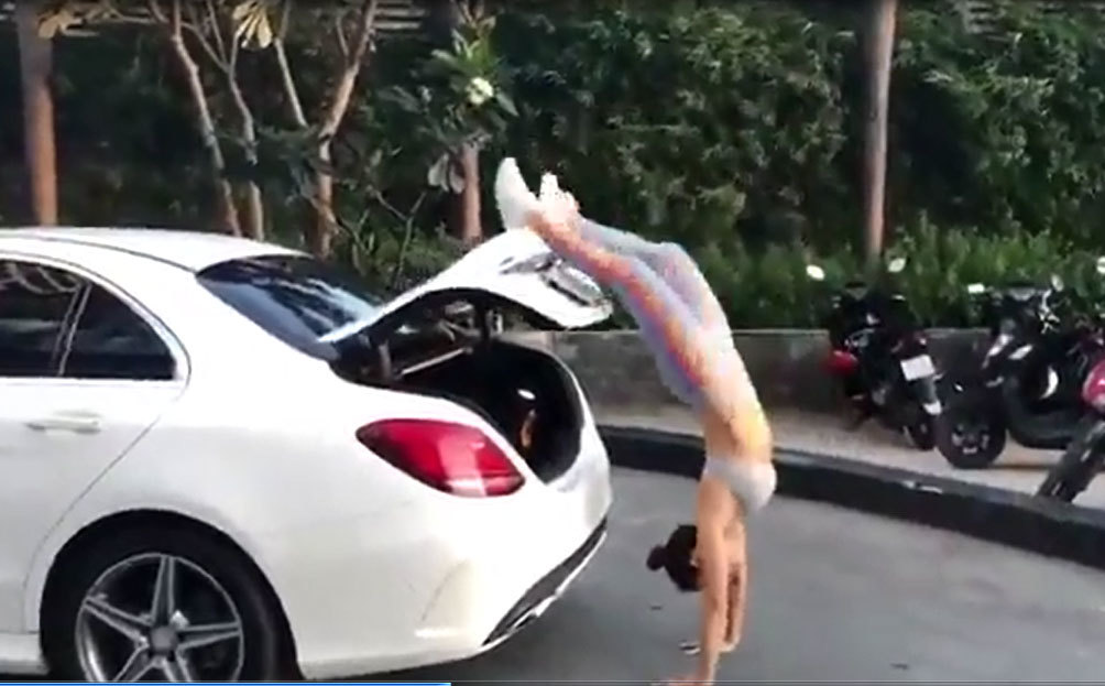 Phương Trinh Jolie tung chân đóng cốp ô tô vô cùng điệu nghệ