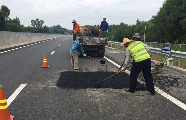 Cao tốc 34.000 tỷ chi chít ổ gà: Hỏa tốc chỉ đạo vá đường tạm thời