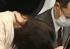 Video: Người đàn ông đánh phụ nữ ngủ gục trên tàu điện gây bức xúc