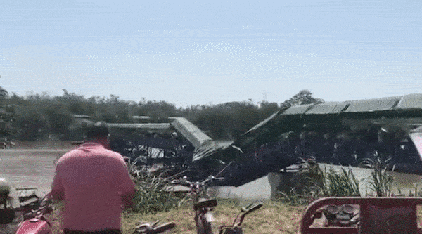 Cầu gẫy gập vì quá nặng nhưng du khách Trung Quốc vẫn cố chen lấn để đi qua