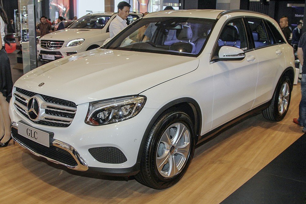 Xe sang Mercedes-Benz và Lexus sụt giảm doanh số nghiêm trọng
