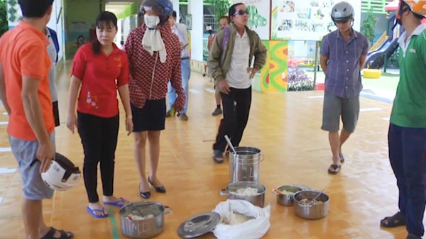 Vụ trẻ ăn cơm mốc, đầu cá: Kết luận khó hiểu của công an