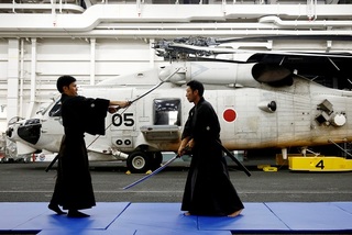 Bên trong hàng không mẫu hạm sạch bong của Nhật Bản