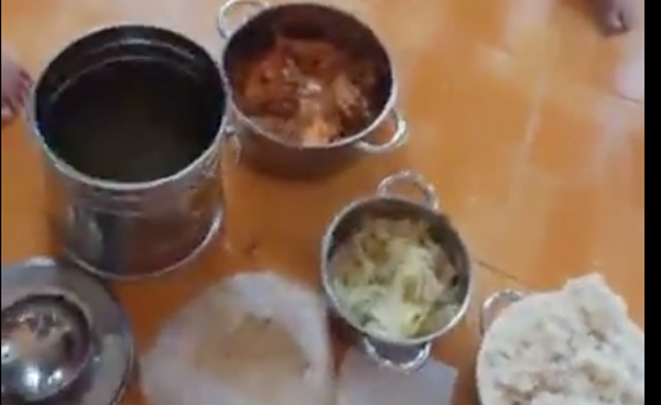 Phụ huynh lấy cớ mang thuốc cho con để vào trường, tận mắt chứng kiến bữa ăn 'khủng khiếp'