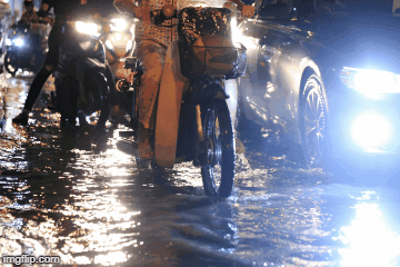 Kẹt cứng trong mưa, nghìn người 'chôn chân' ở cửa ngõ Sài Gòn