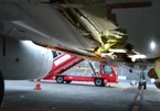Máy bay "thủng" bụng vì đâm vào tường sân bay