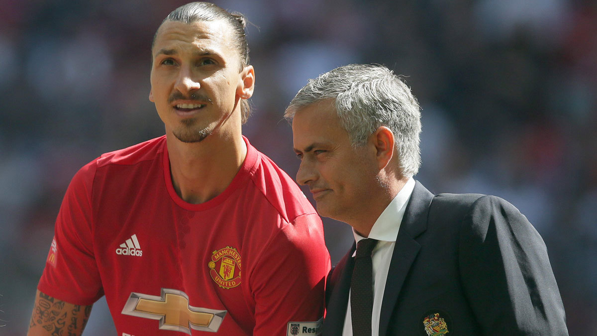 MU mời Ibrahimovic trở lại: Túng quá làm liều