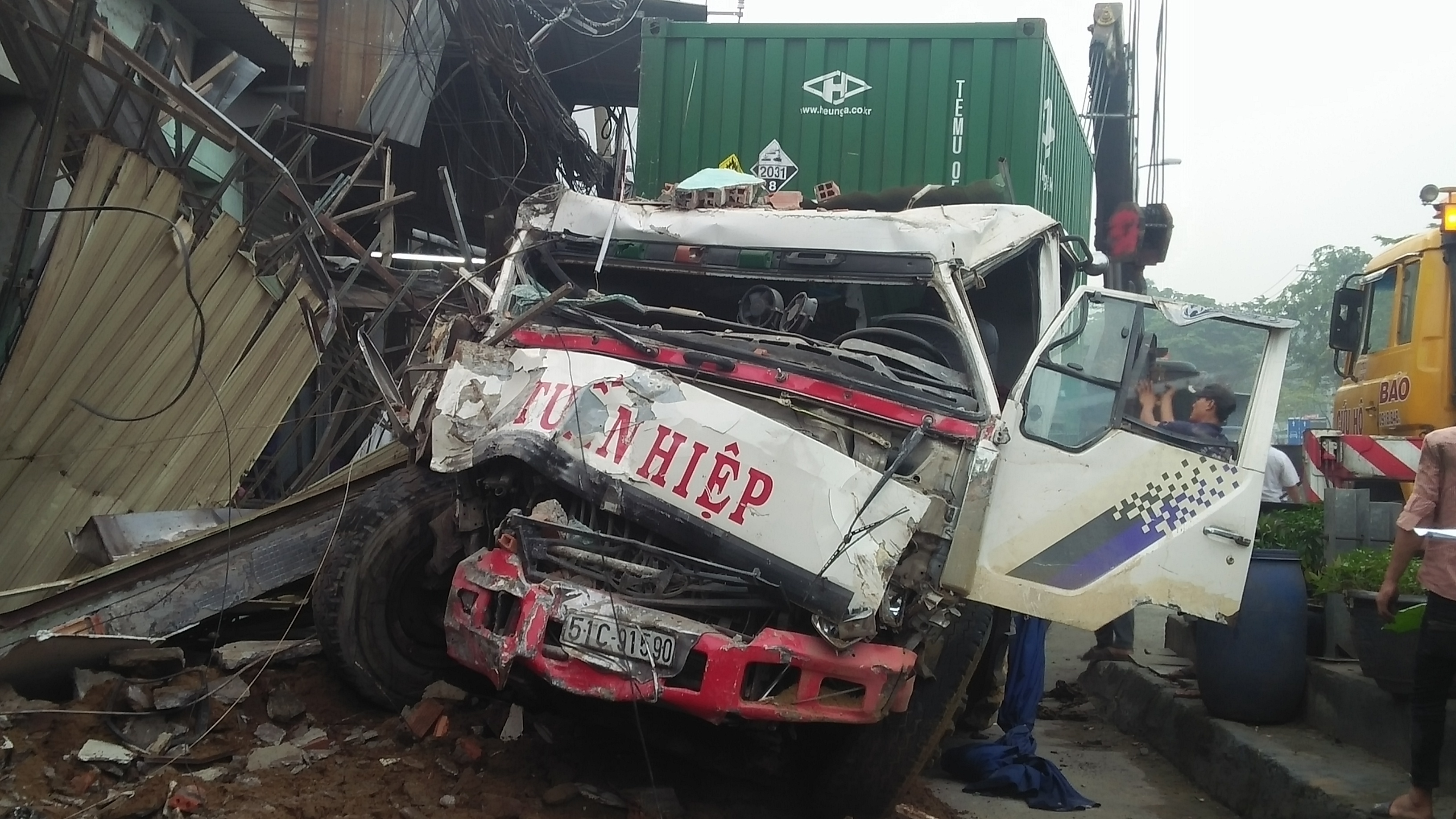 Xe container tông sập 6 nhà dân ở vùng ven Sài Gòn