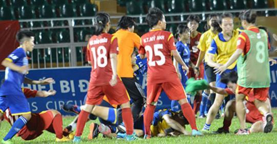 Cầu thủ nữ Việt Nam ẩu đả như phim: TPHCM I nhận mưa án phạt