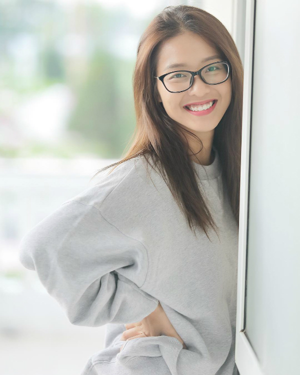 Sao Việt ngày 15/10: Phạm Hương khoe dáng thon gọn, đáp trả tin đồn có bầu