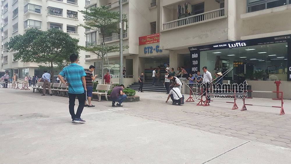 Rút súng bắn vợ giữa chung cư ở Hà Nội: Khám nhà nghi phạm