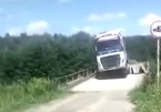 Xe tải cố vượt cầu gỗ, rơi tõm xuống sông