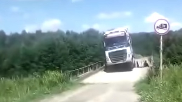 Xe tải cố vượt cầu gỗ, rơi tõm xuống sông