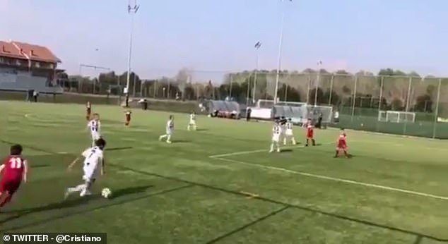 Con trai Ronaldo ghi 2 tuyệt phẩm trong một trận đấu