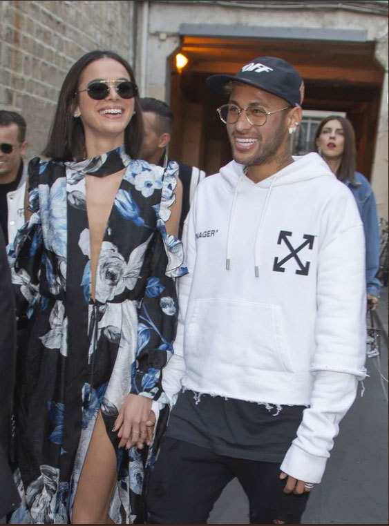 Neymar không thể rời mắt khỏi bạn gái quyến rũ