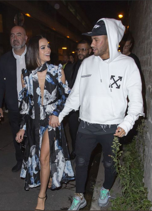 Neymar không thể rời mắt khỏi bạn gái quyến rũ