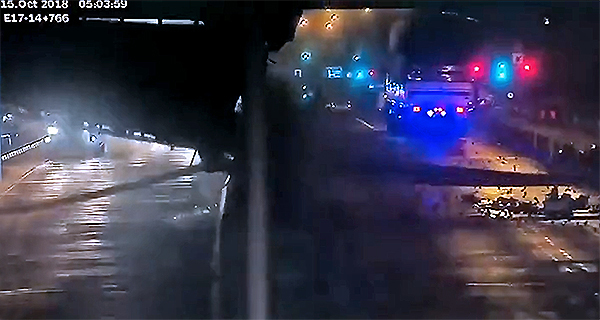 Khoảnh khắc xe tải kéo sập giàn giáo ở đầu hầm Thủ Thiêm