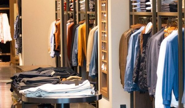 Chiếc áo sơmi 150 ngàn: Giá không thể cưỡng, tràn chiếm thị trường