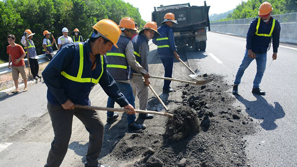 Phê bình chủ đầu tư cao tốc 34.000 tỷ vì sửa ổ gà chắp vá