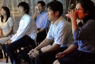 Vì sao công ty, trường học Nhật khuyến khích khóc?